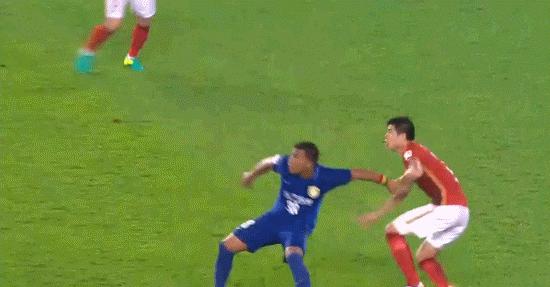 郑智被放倒视频,郑智近期踢全场的比赛