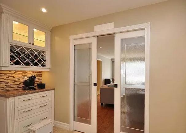 家里的门窗脏了如何清理,家里门脏了怎么清理