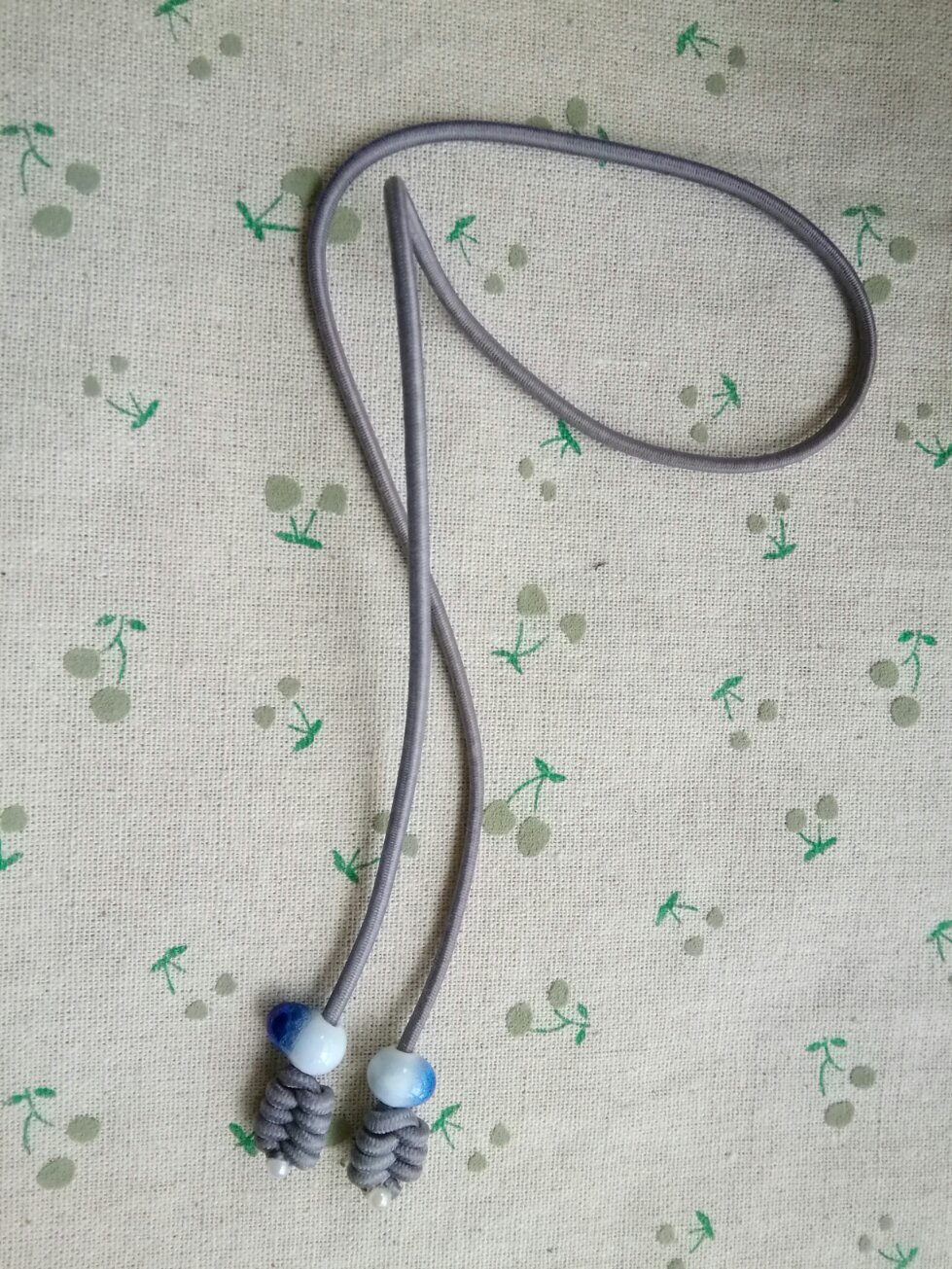 橡皮筋做成小皮筋的教程,用一根橡皮筋制作一个发圈