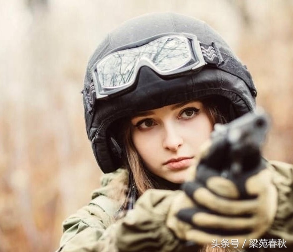 不爱红妆爱武装，俄罗斯军品范儿的萌妹子！