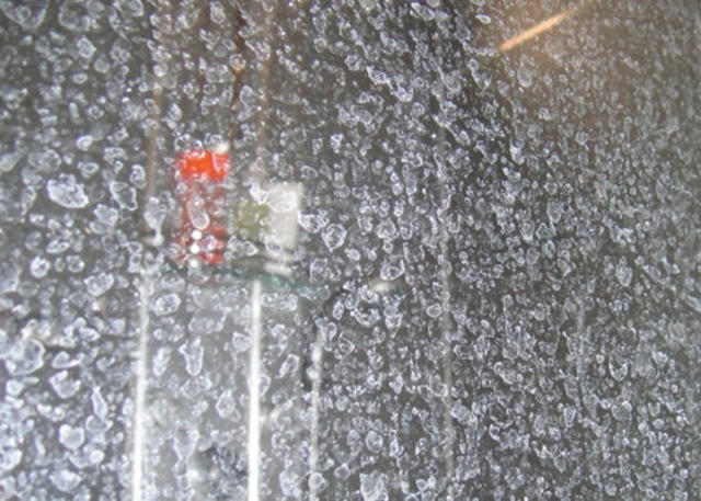 玻璃上的漆的清洁方法,玻璃脏了不好擦教你一招轻松解决