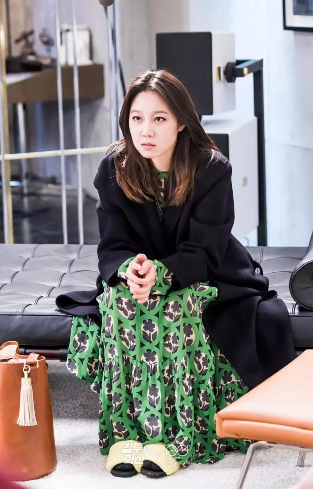 孔孝真同款棉袄,孔孝真穿搭灰色大衣