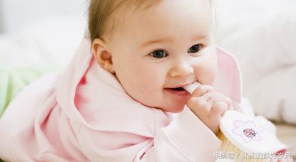 喂奶的时候宝宝一直咬怎么办,小孩哺乳期喂奶咬妈妈怎么办