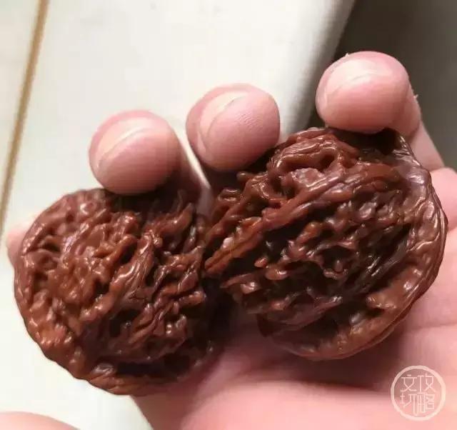 核桃刚入手怎么变红,刚买的核桃发红