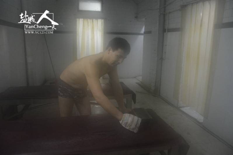 盐城人的一天第28期老盐城浴室搓背工——武兆华的搓背人生