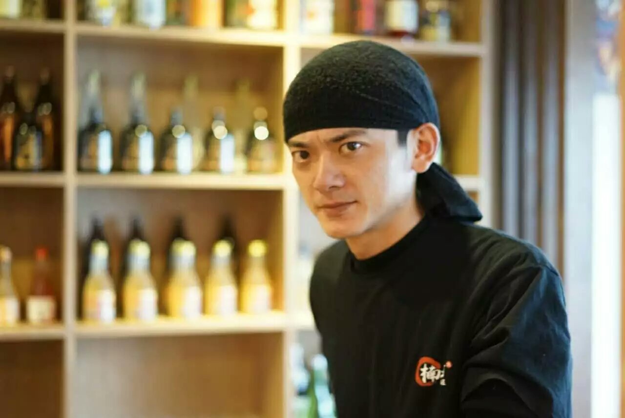 不当翻译官，他钻进居酒屋11年，终在山城做出最旧最暖的日料铺