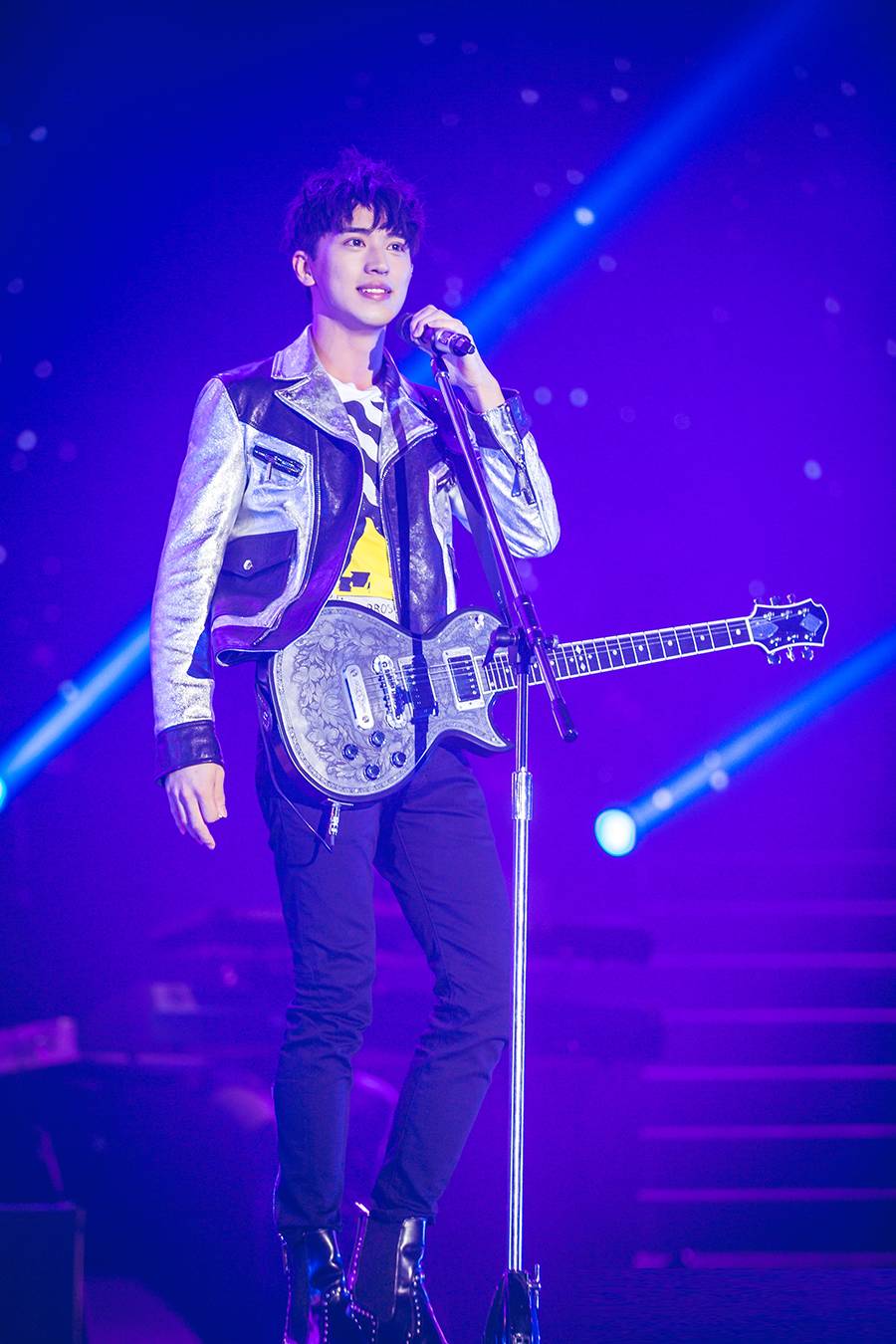 这个男人太神奇！会唱会跳有腹肌，还会边织毛衣边撒娇···