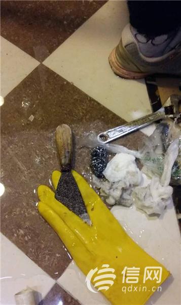 家政疏通下水马桶,钢丝球堵在马桶与下水道口之间了