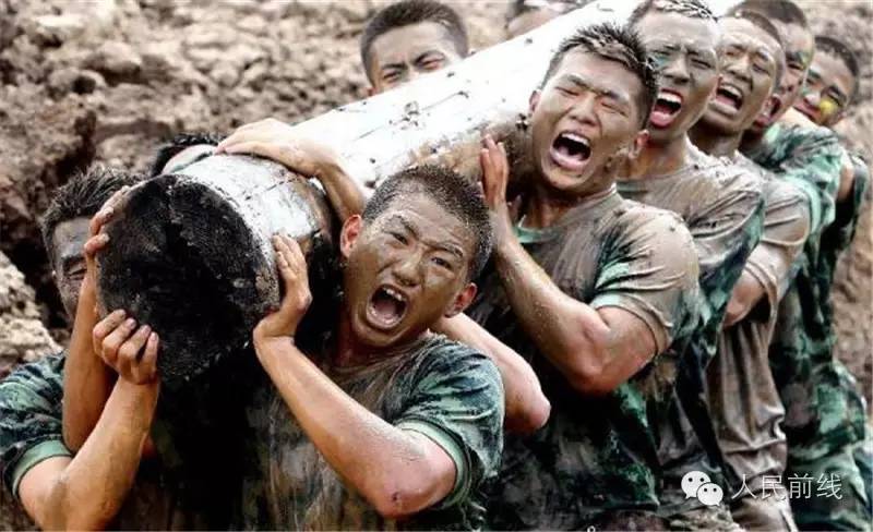 火热军营参军报国,00后新兵成长为军营男子汉