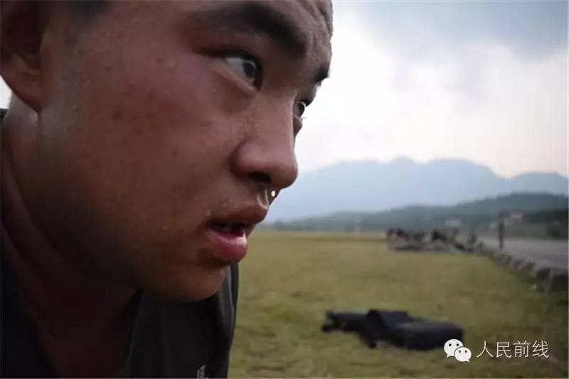 火热军营参军报国,00后新兵成长为军营男子汉