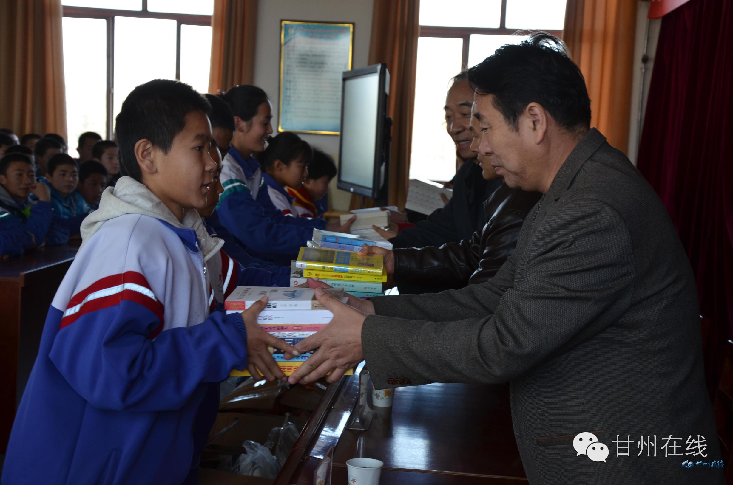 关工委捐赠图书活动,关工委到学校开展关爱活动