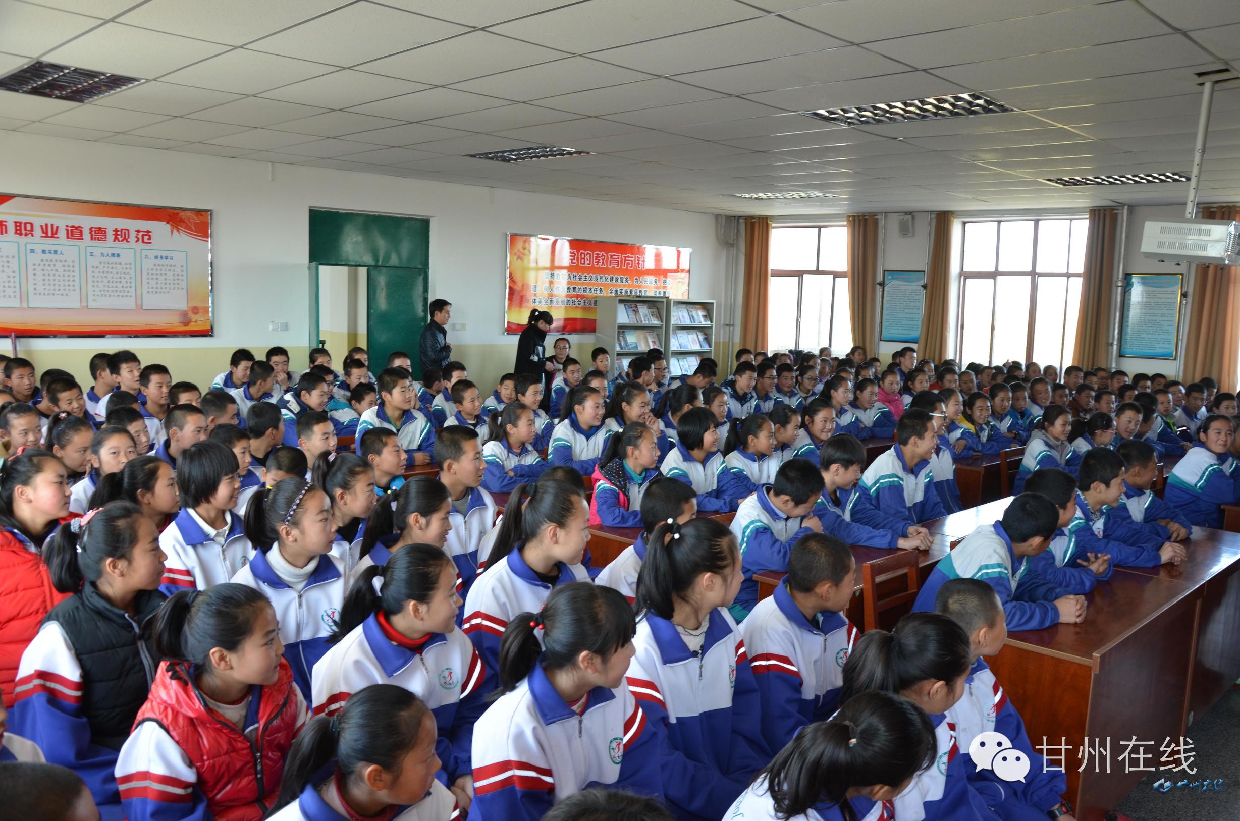 关工委捐赠图书活动,关工委到学校开展关爱活动