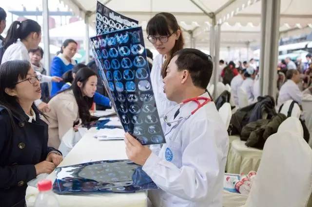 3000人挤爆东郊记忆，只为看他一眼