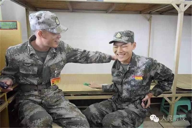 火热军营参军报国,00后新兵成长为军营男子汉