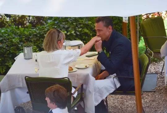 一周*服私**深扒|衣服短一截，裤子大N码女明星到了冬天还是有“腰”法！