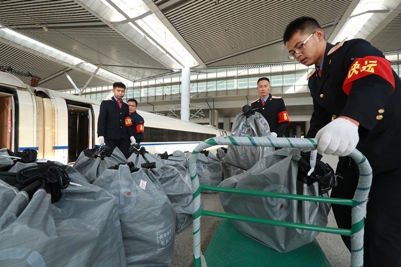高铁助力2019双十一快递运输,顺丰高铁送快递