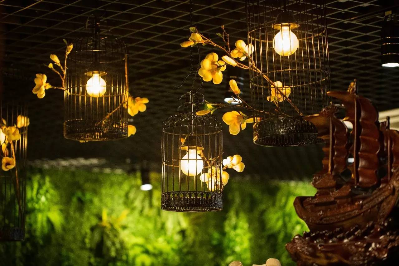 这家餐厅提供的菜单让人细思极恐,这家餐厅菜不好吃却天天爆满