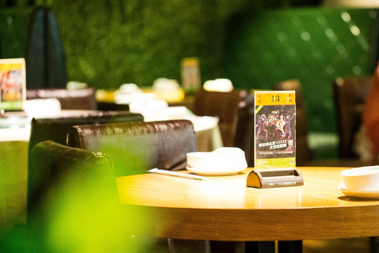 这家餐厅提供的菜单让人细思极恐,这家餐厅菜不好吃却天天爆满