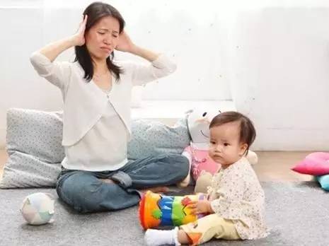 宝宝吐奶吐的不敢动,宝宝哭闹吐奶喘不过气