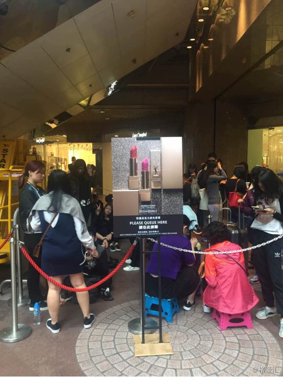 抢不到刷爆朋友圈的YSL星辰?那就买它母公司的股票吧