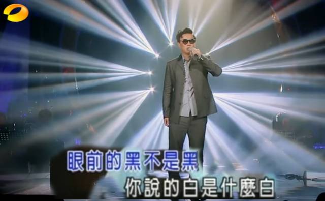 热点丨到底是蓝黑还是白金？一双拖鞋，快让全世界人民打起来了！