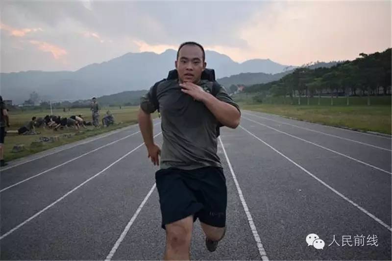 火热军营参军报国,00后新兵成长为军营男子汉