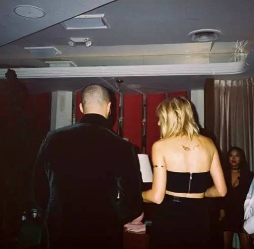 一周*服私**深扒|衣服短一截，裤子大N码女明星到了冬天还是有“腰”法！