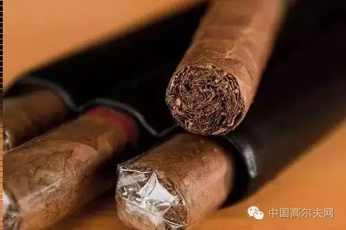 打高尔夫球一般穿着有什么要求,第一次打高尔夫球需要带什么