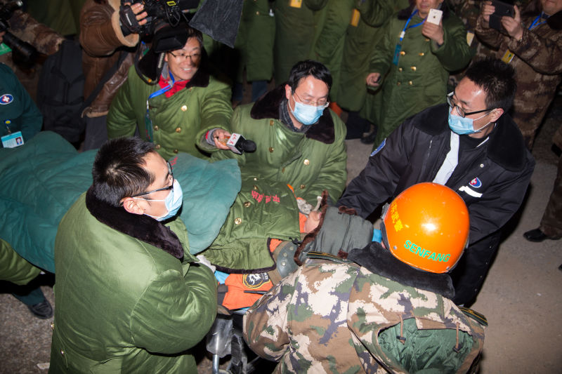 最长交警接力救援全程视频,最大型救援