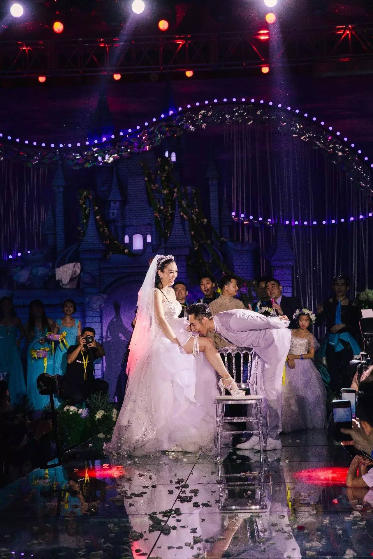 人鱼夫妇钟丽缇张伦硕机场,人鱼夫妇钟丽缇张伦硕歌曲