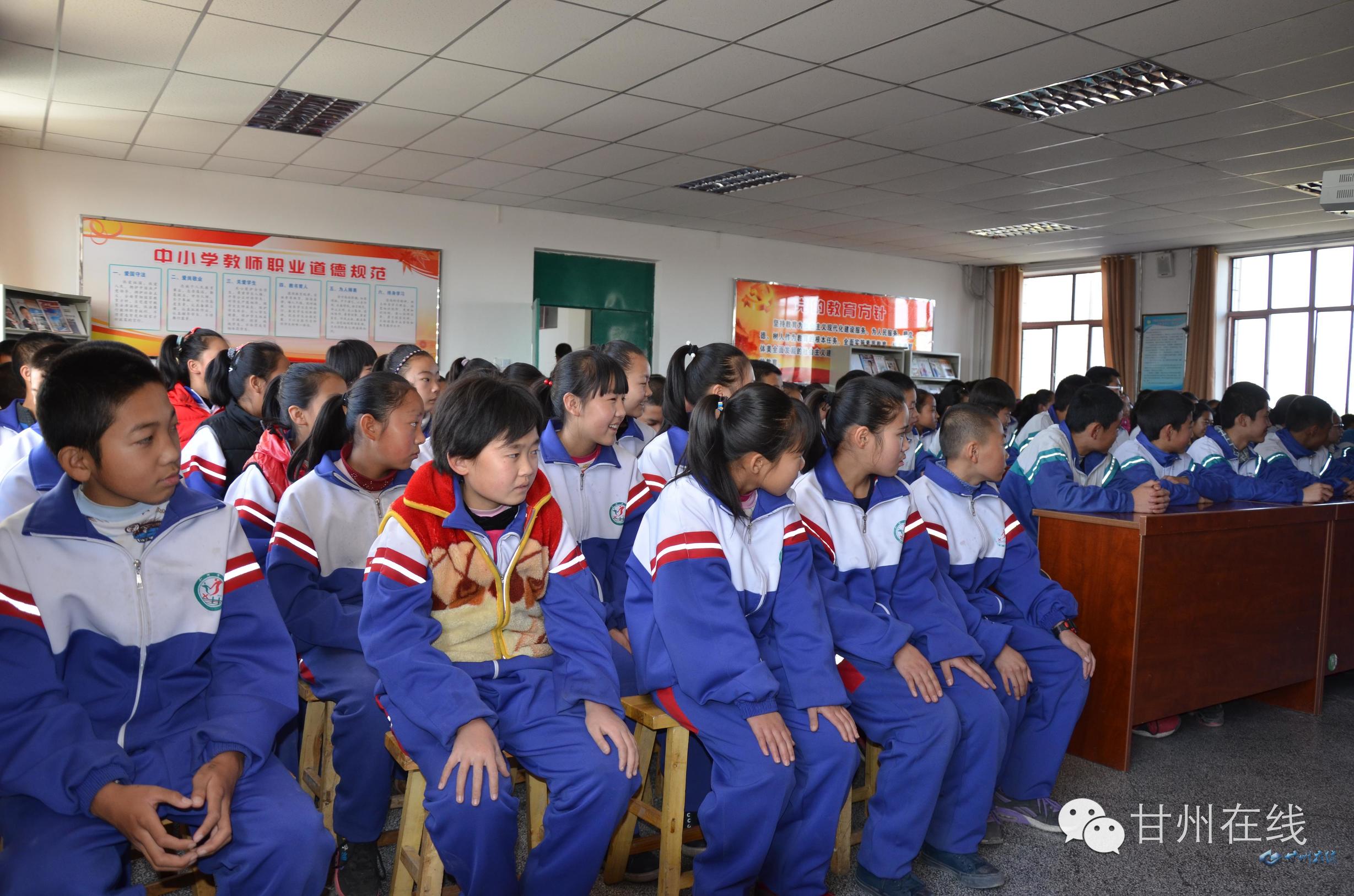 关工委捐赠图书活动,关工委到学校开展关爱活动