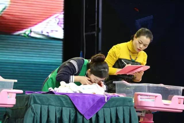 宝宝吐奶吐的不敢动,宝宝哭闹吐奶喘不过气