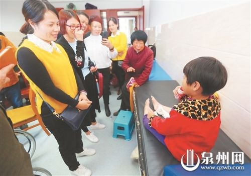 quot;我想自己走路去看花去上学quot;小冬开始康复治疗