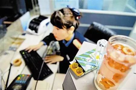 售票员艰辛,光鲜亮丽的明星背后心酸