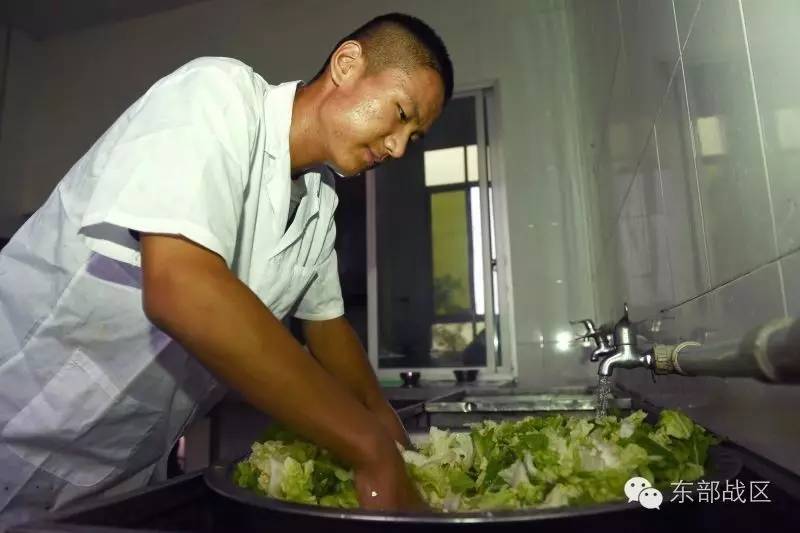 新兵的伙食和住宿怎么样,新兵伙食怎么样四川