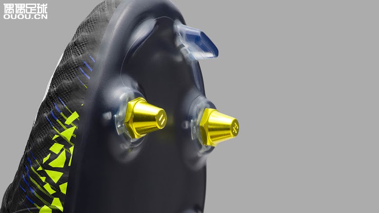 不沾泥又来了黑暗闪电配色Anti-Clog系列足球鞋