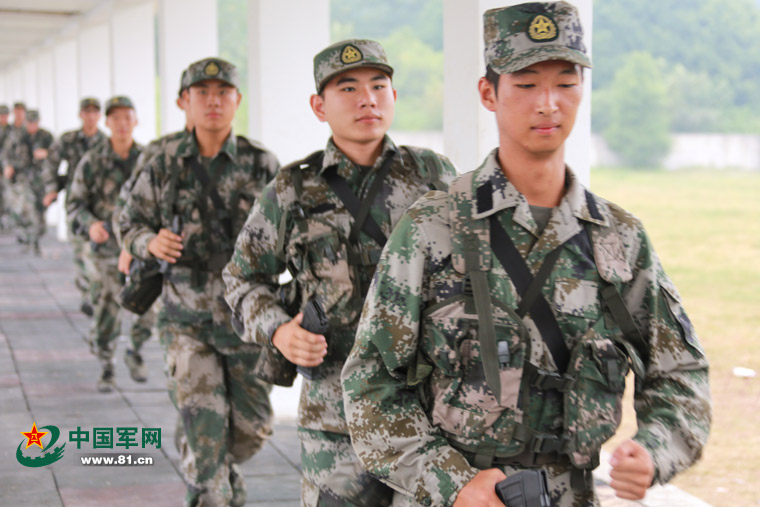 一年级小学生开学第一天进教室,中学开学第一课射击