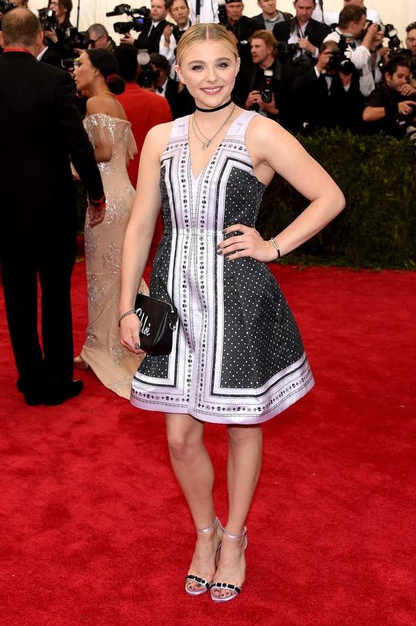 人家说你穿衣服可潮流你咋回答,今年大火的这件单品你真的会穿吗