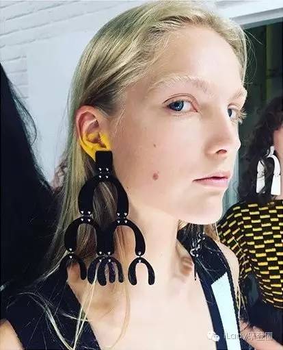 刷屏这么久,“耳妆”到底是个什么鬼?
