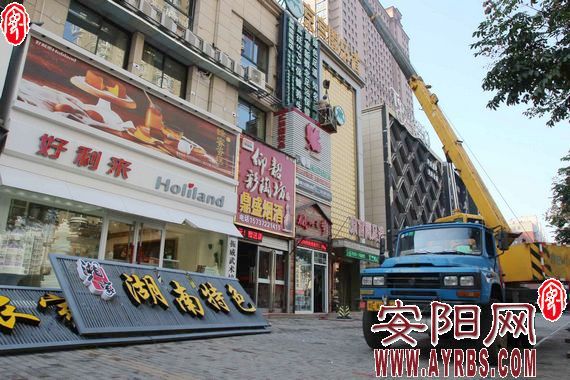 门头牌匾展开了专项整治,王官庄街道开展门头牌匾整治行动