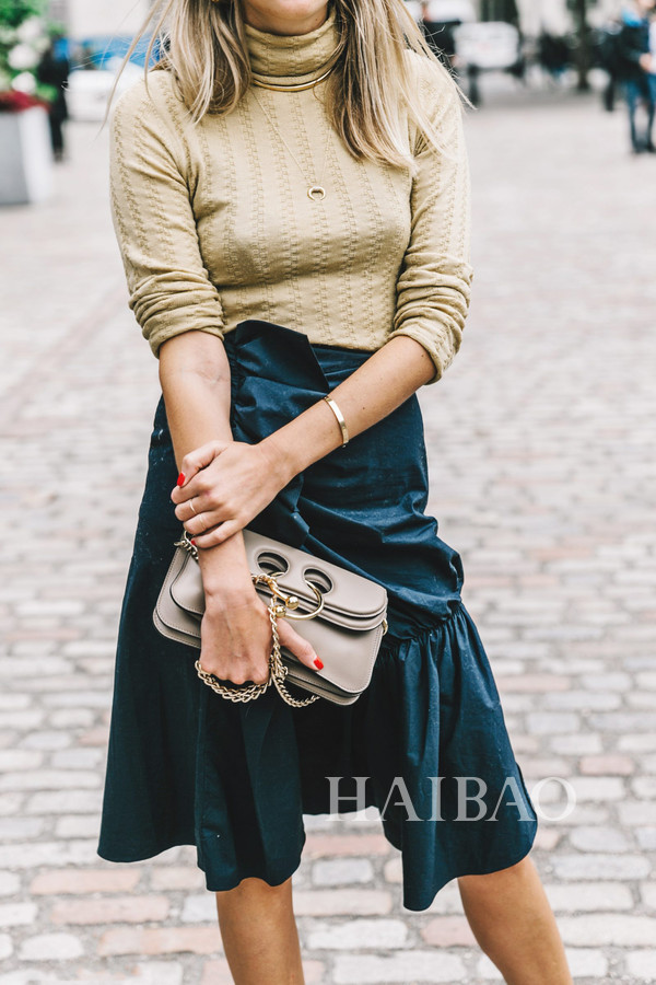 你眼中的基本款毛衣，谁实话还是挺重要的！街拍打卡，原来人人都爱穿这样的毛衣……