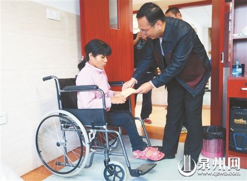 quot;我想自己走路去看花去上学quot;小冬开始康复治疗