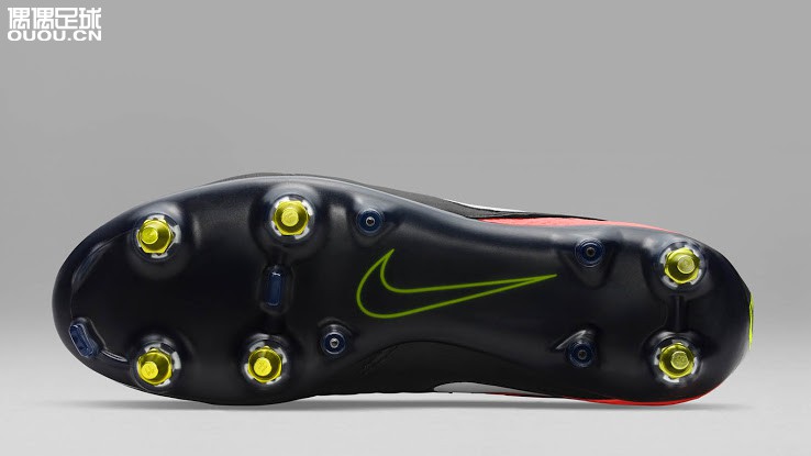 不沾泥又来了黑暗闪电配色Anti-Clog系列足球鞋