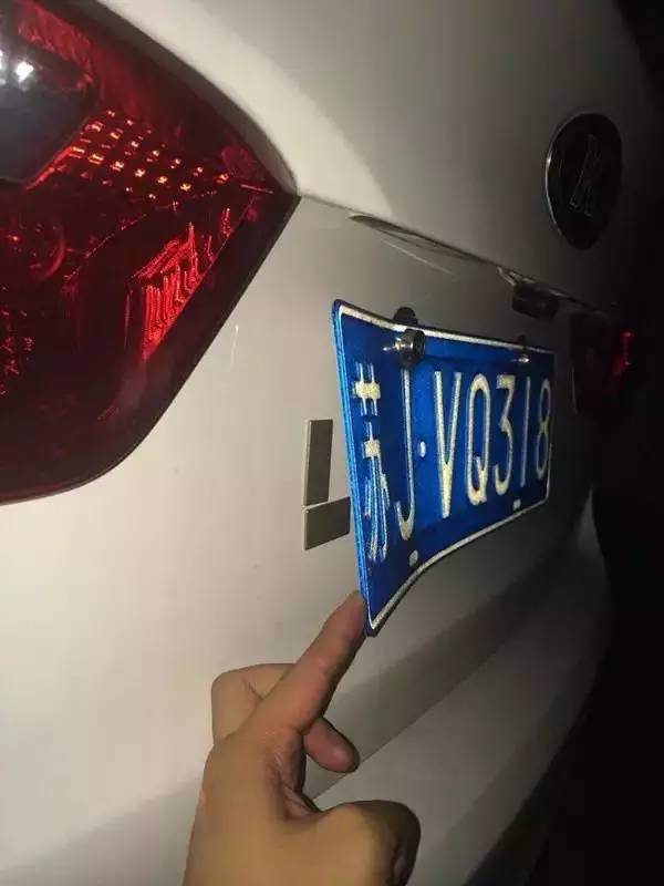 「自掘坟墓」“外牌”秒变“沪牌”上海张江一硕士女白领被拘留