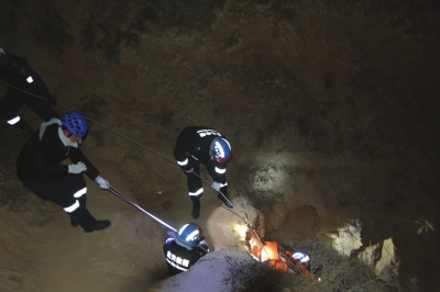 小狗前爪弯曲走路一瘸一拐,小狗前双腿残疾被救助者治好