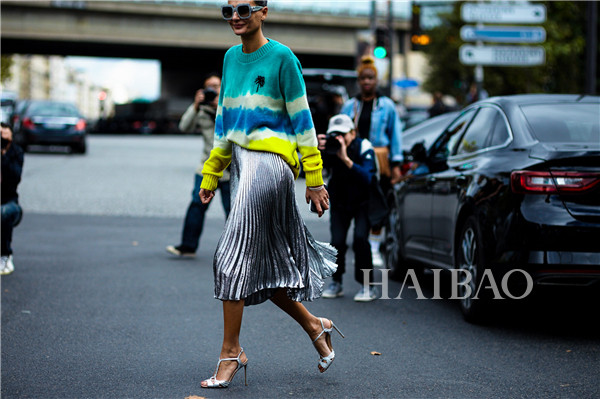 你眼中的基本款毛衣，谁实话还是挺重要的！街拍打卡，原来人人都爱穿这样的毛衣……