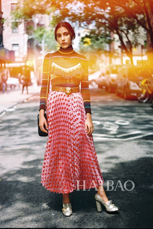 你眼中的基本款毛衣，谁实话还是挺重要的！街拍打卡，原来人人都爱穿这样的毛衣……