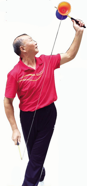 抖空竹集体表演队形,早晨晨练抖空竹