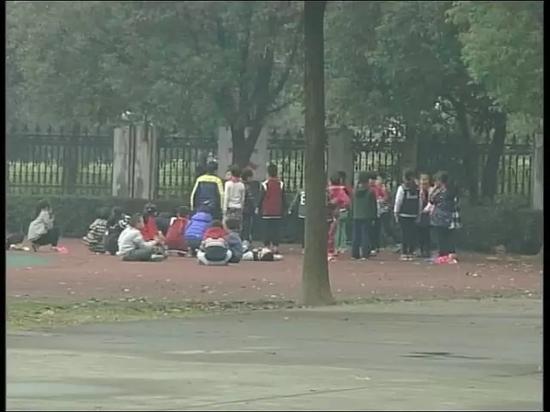 绍兴一老师打女童,西安小学教师连扇女生数十耳光