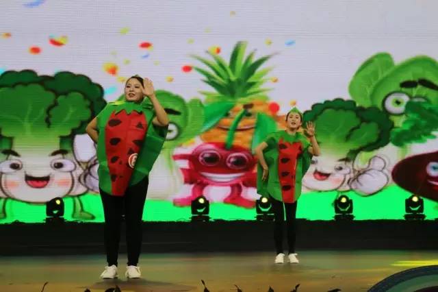 宝宝吐奶吐的不敢动,宝宝哭闹吐奶喘不过气